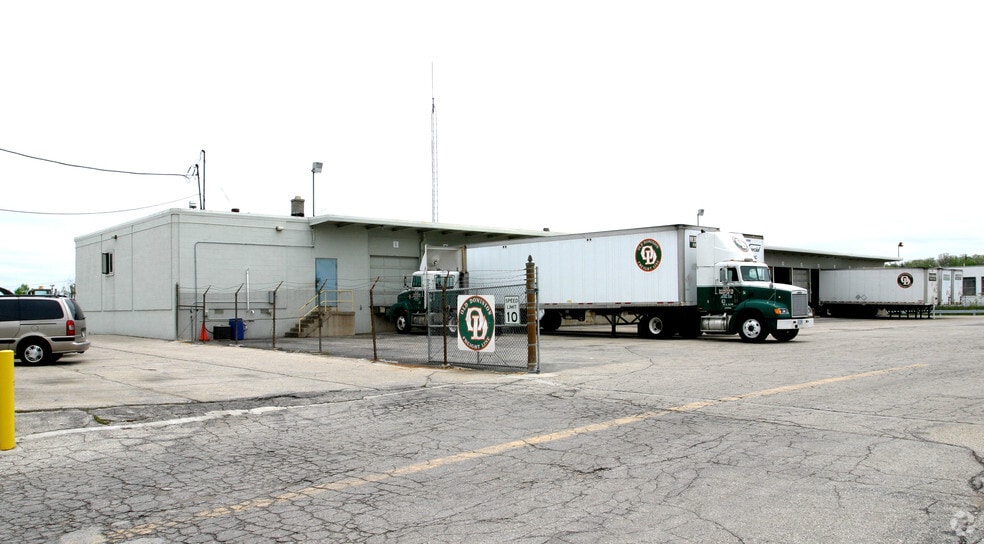 More Photos Of 819 W Carpenter Ave, Milwaukee Truck Terminal For Lease