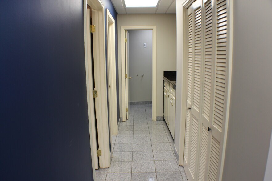 More Photos Of 1637 N Eastman Rd, Kingsport Office For Lease