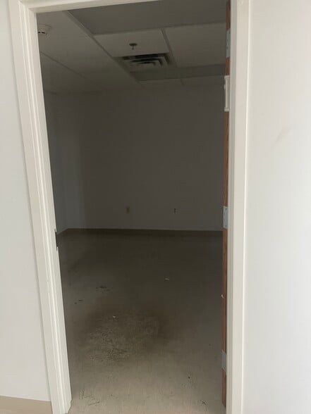 More Photos Of 100 Commerce Dr, Freehold Manufacturing For Lease
