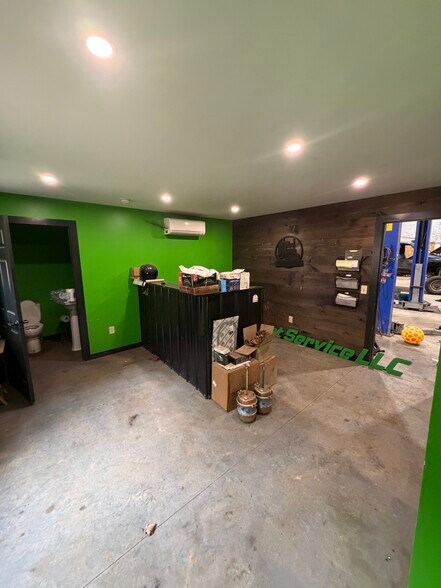 More Photos Of 237 N Bennington Rd, Bennington Flex For Sale