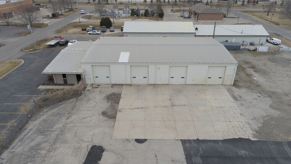 More Photos Of 2500 Westward Dr, Spring Grove Warehouse For Lease