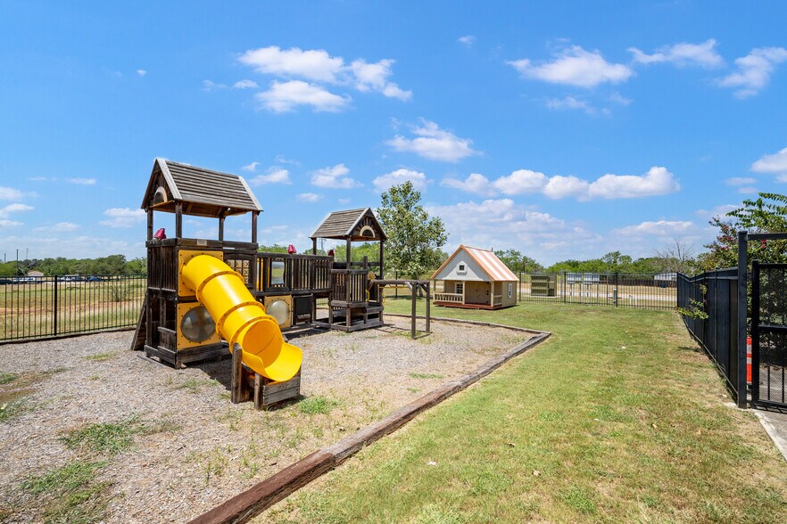 More Photos Of 140 Paloma Dr, Floresville Office For Sale