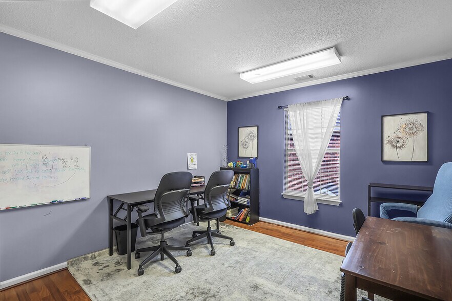 More Photos Of 10375 Ford Ave, Richmond Hill Office For Sale