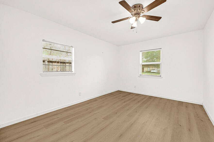 More Photos Of 7442 Evie Ln, Deer Park Showroom For Sale