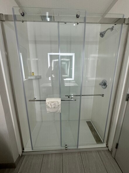 More Photos Of 16900 Halsted St, Harvey Hotel For Sale