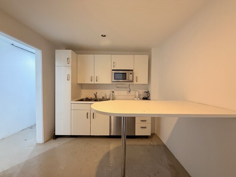 Primary Photo Of 200 Westminster Ave, Venice Office For Lease