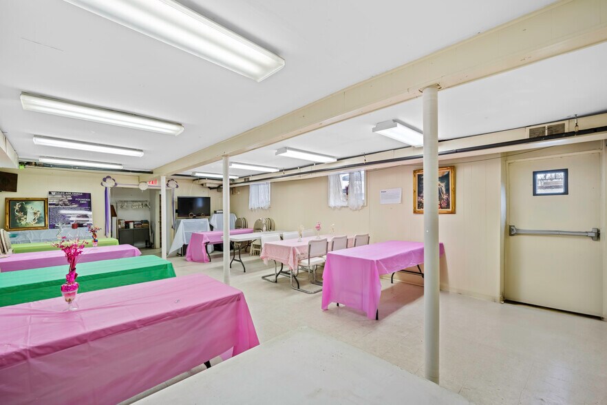 More Photos Of 109 Roslyn Rd, Roslyn Heights Religious Facility For Lease