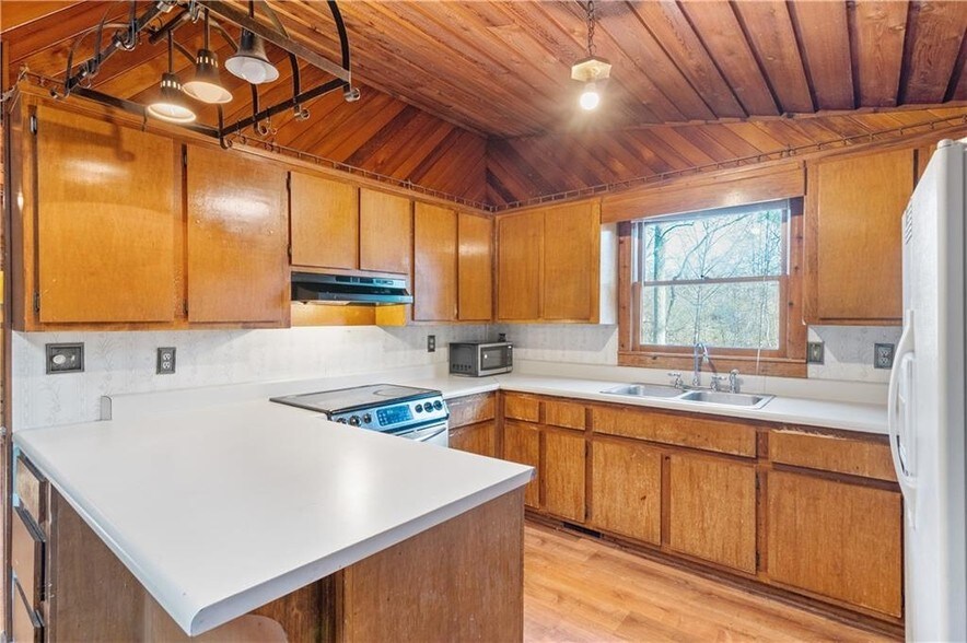 More Photos Of 1345 Ronald Reagan Blvd, Cumming Showroom For Sale