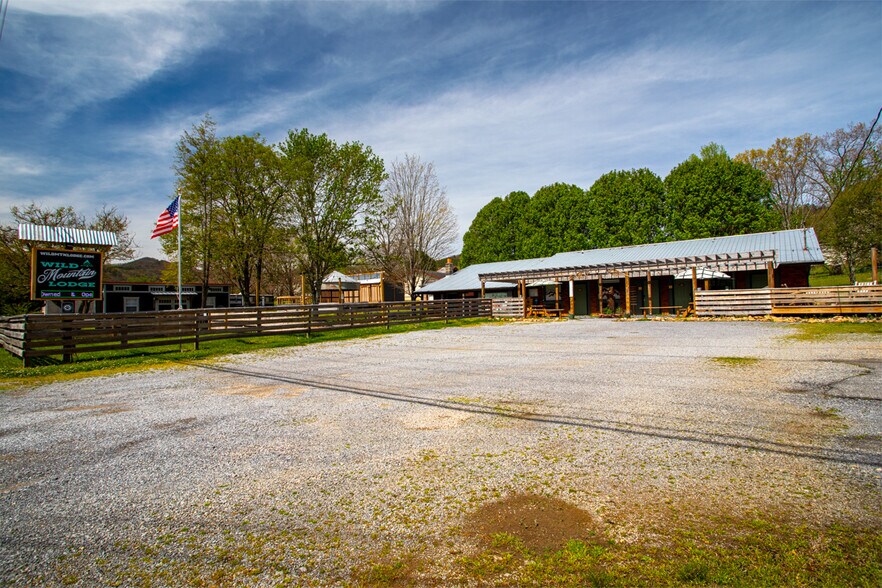More Photos Of 3804 Wears Valley Rd, Sevierville Hotel For Sale