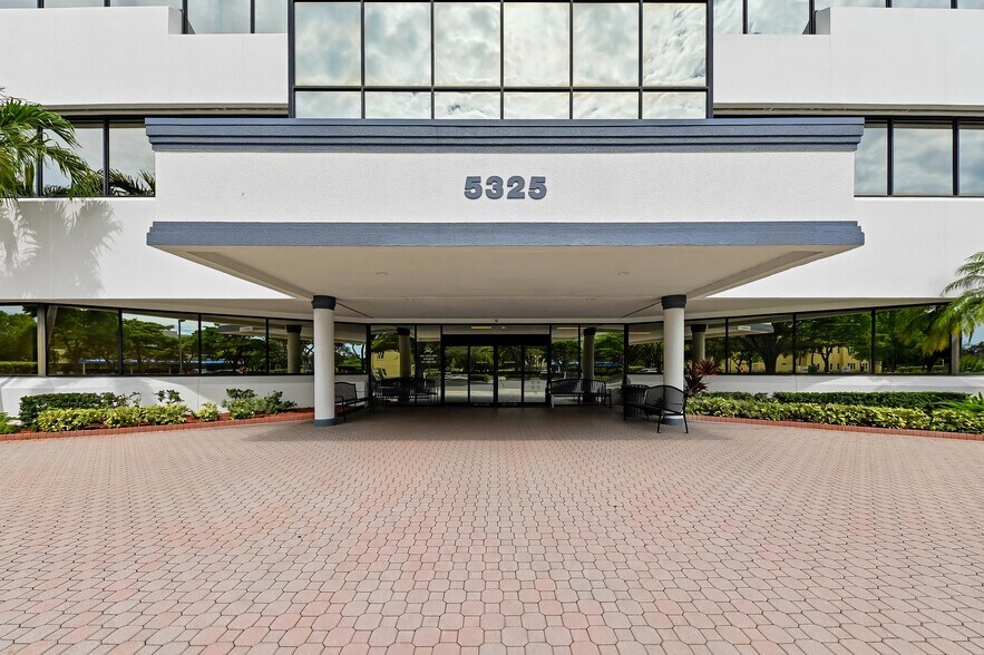 More Photos Of 5325 Greenwood Ave, West Palm Beach Medical For Lease