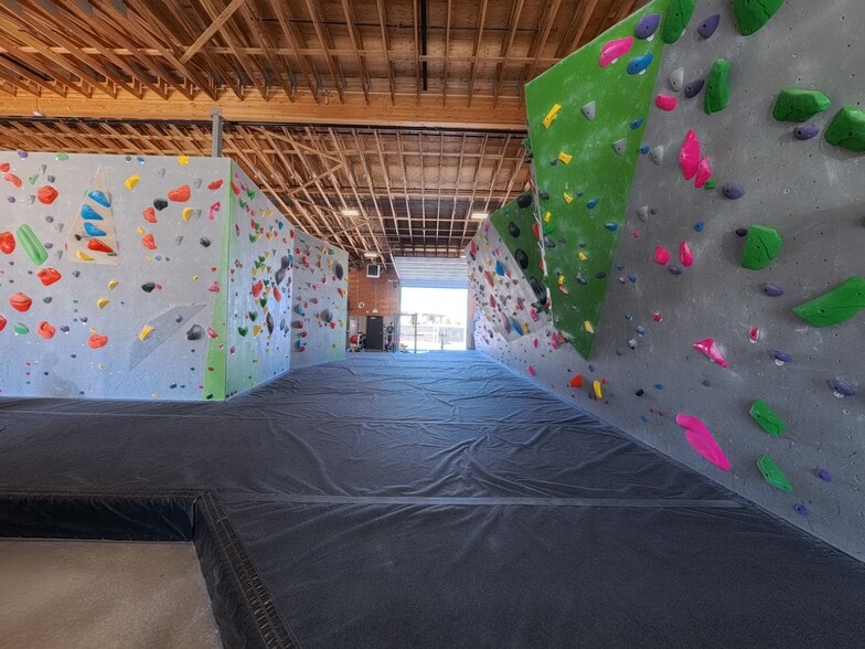 More Photos Of 2405 SW 1st St, Redmond Industrial For Lease