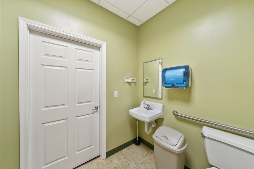 More Photos Of 11602 Lake Underhill Rd, Orlando Flex For Lease