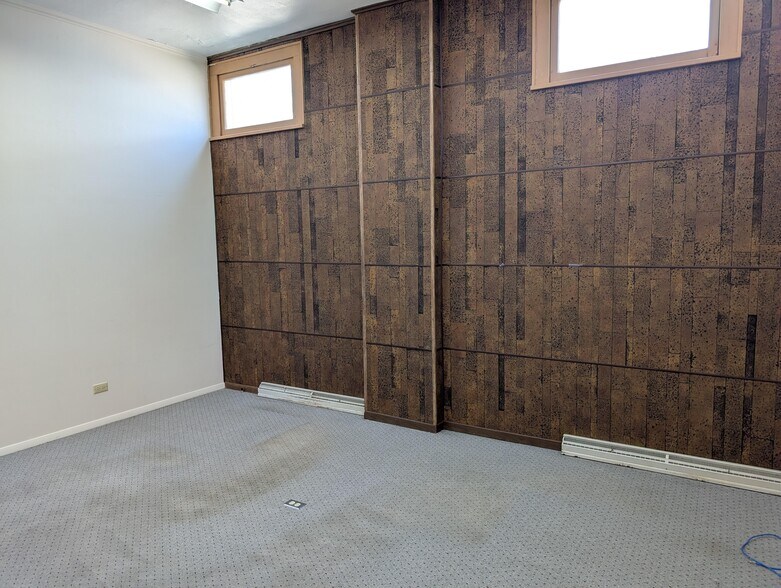 More Photos Of 404 N West Ave, Freeport Office For Sale