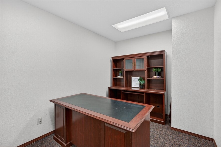 More Photos Of 706 W Broadway St, Spiro Medical For Sale
