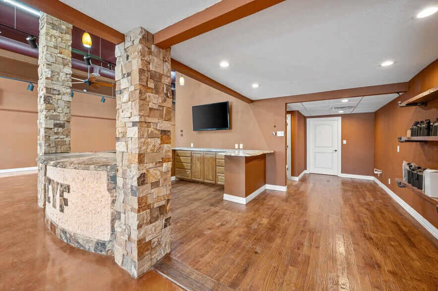 More Photos Of 7716 Davis Blvd, North Richland Hills Storefront For Lease