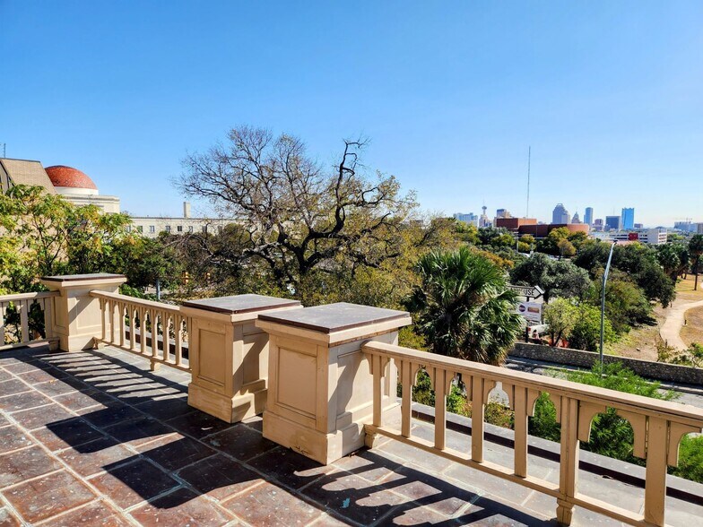 More Photos Of 602 W French Pl, San Antonio Office Residential For Sale