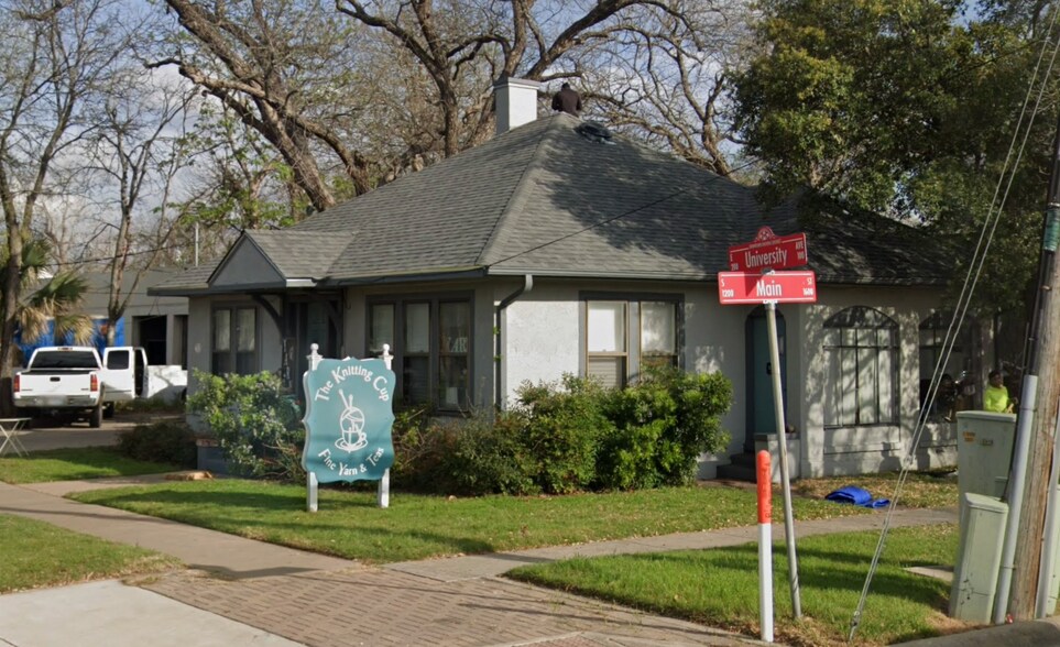 More Photos Of 102 E University Ave, Georgetown Office For Sale