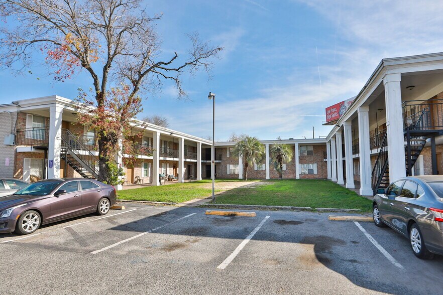 More Photos Of 8800 Gulf Fwy, Houston Apartments For Sale