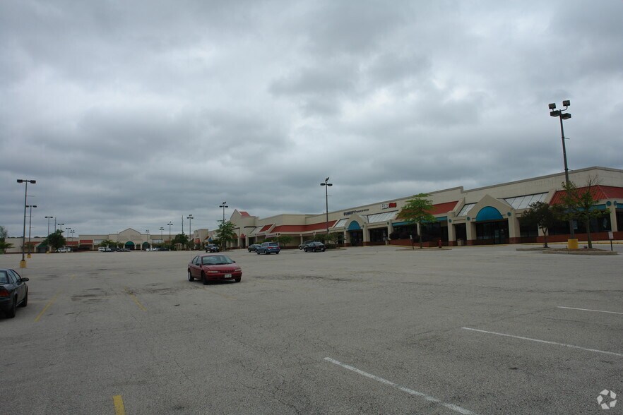 More Photos Of 8615-8665 W Brown Deer Rd, Milwaukee General Retail For Lease