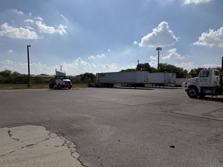 More Photos Of 2026 W Malone Ave, San Antonio Warehouse For Sale