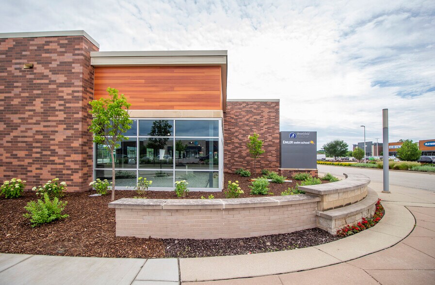 More Photos Of 350 Discovery Dr, Brookfield General Retail For Lease