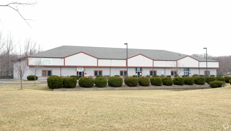 Primary Photo Of 4 Tennis Ct, Hamilton Health Club For Lease