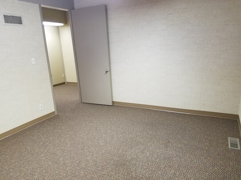 More Photos Of 2310 E Oakland Ave, Bloomington Office For Lease