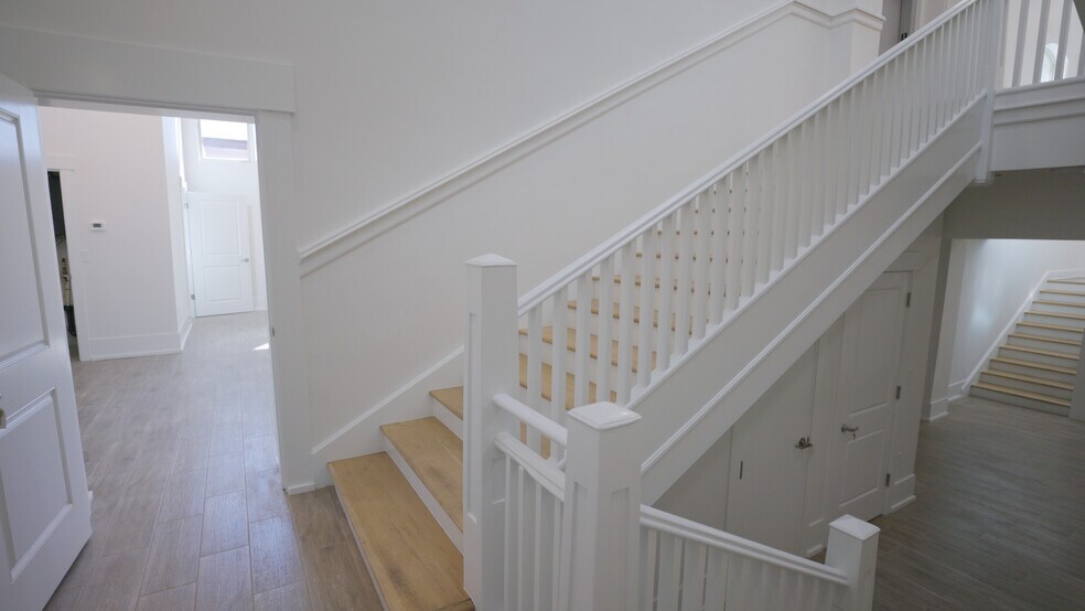 More Photos Of 550 N 1st St, Woodburn Office For Sale