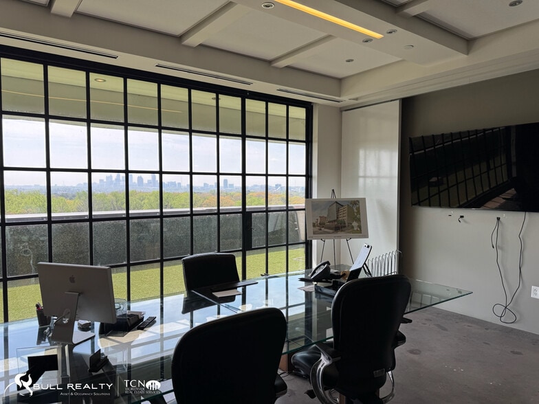 More Photos Of 550 Pharr Rd NE, Atlanta Office For Sale