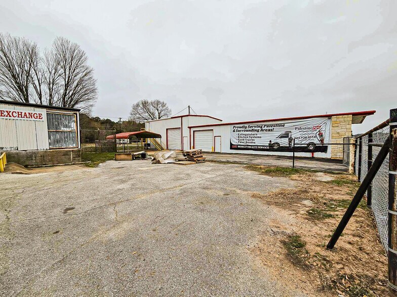 More Photos Of 5424 W Oak St, Palestine Showroom For Lease