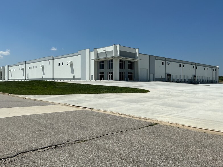 More Photos Of 1900 Airport West Rd, Mansfield Warehouse For Sale