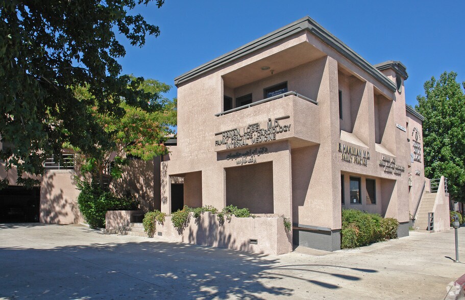 More Photos Of 14649 Victory Blvd, Van Nuys Medical For Lease