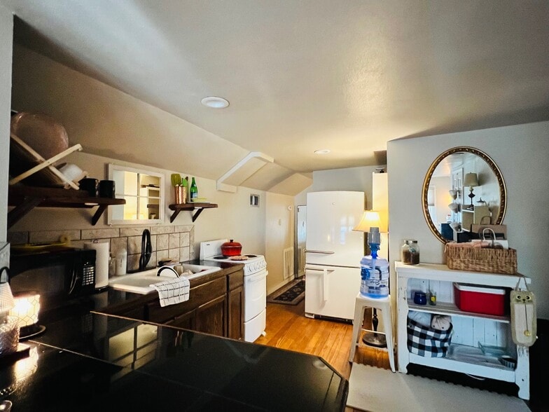 More Photos Of 306 N Austin St, Comanche Office For Sale