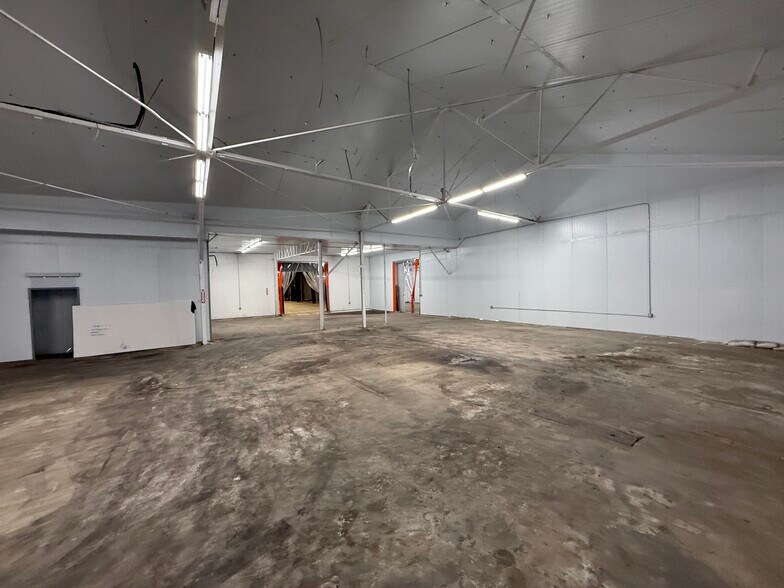 More Photos Of 10857 Drury Ln, Lynwood Warehouse For Lease