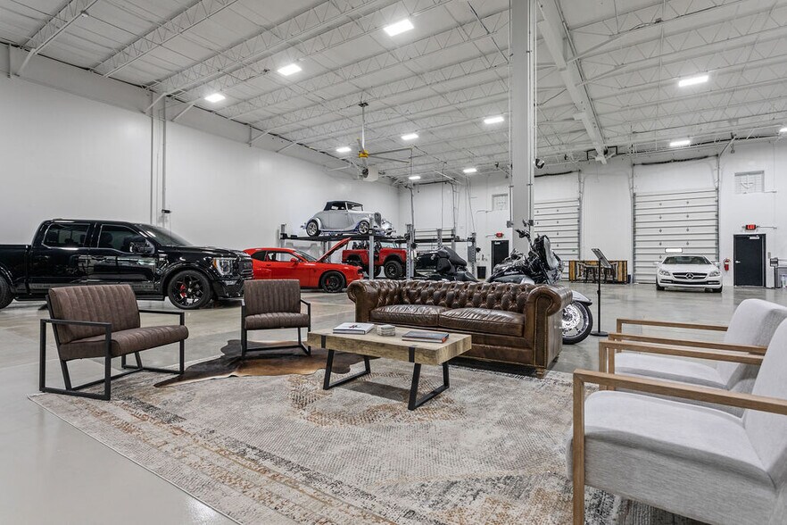 More Photos Of 3455 Centerpoint Dr, Grove City Warehouse For Lease