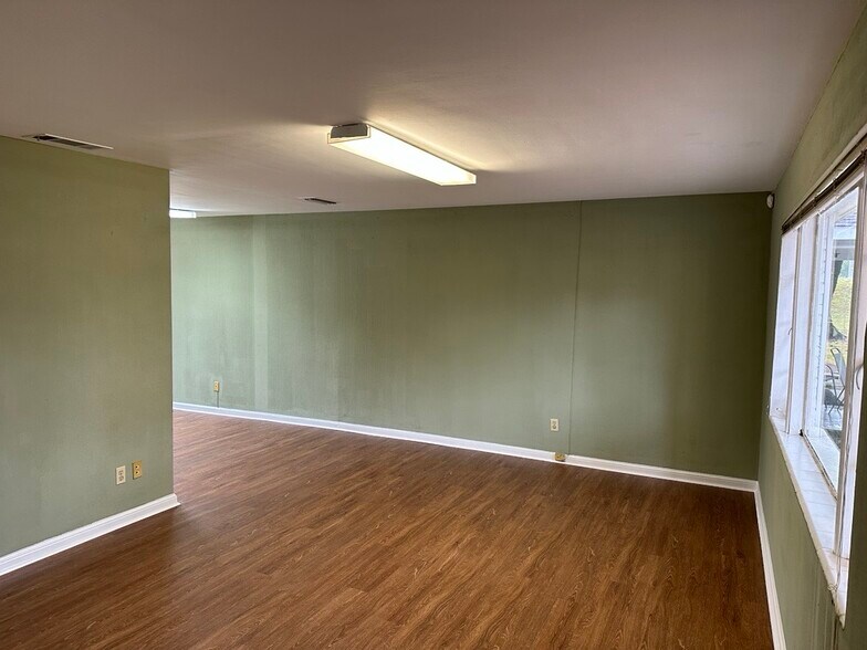 More Photos Of 702 Baldwin Dr, Albany Storefront For Lease