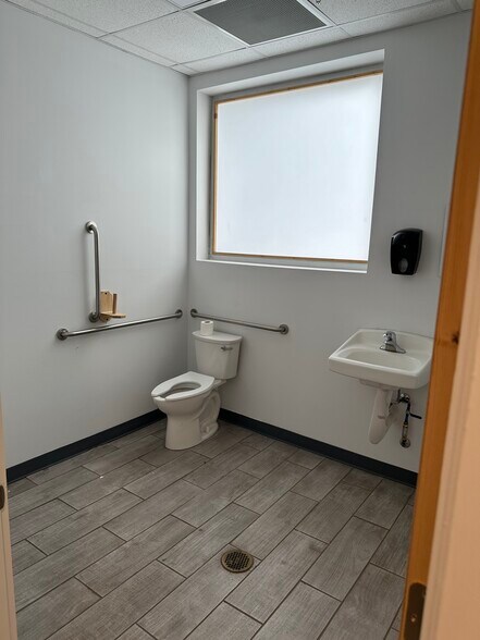 More Photos Of 1130 Oakleigh Dr, East Point Warehouse For Sale