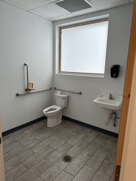 More Photos Of 1130 Oakleigh Dr, East Point Warehouse For Lease