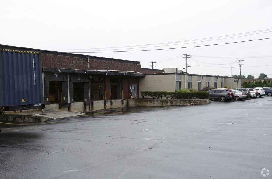More Photos Of 595 Broadhollow Rd, Farmingdale Warehouse For Lease