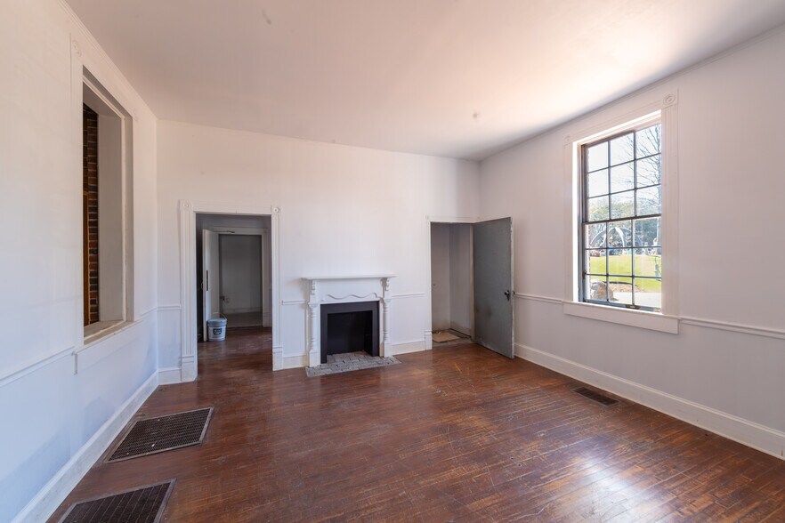 More Photos Of 115 S Jackson St, Salisbury Restaurant For Lease