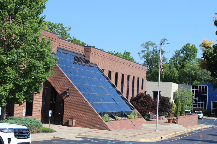 Primary Photo Of 9911 Shelbyville Rd, Louisville Office For Lease