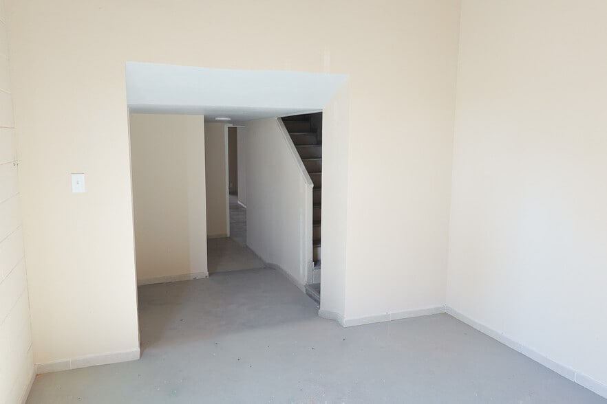 More Photos Of 922 N Conway Ave, Mission Storefront For Lease