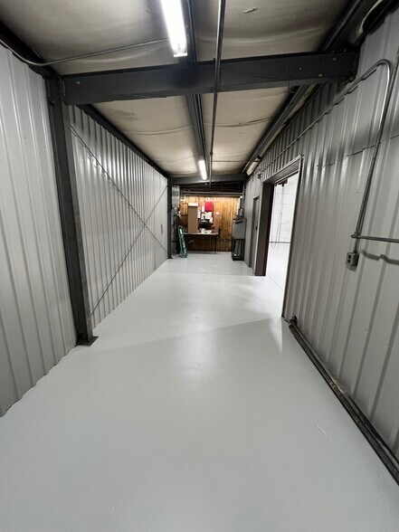 More Photos Of 855 N Hoskins Rd, Charlotte Warehouse For Lease