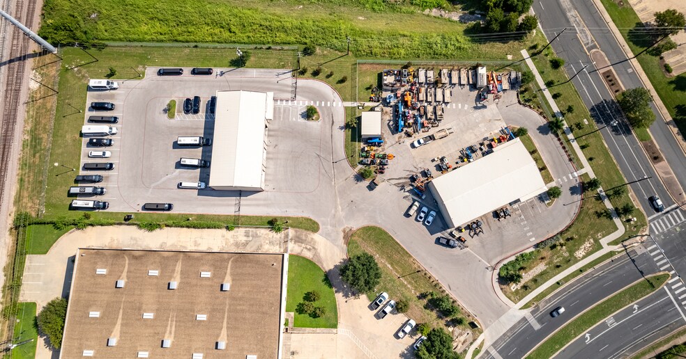 More Photos Of 9400 Metric Blvd, Austin Warehouse For Sale