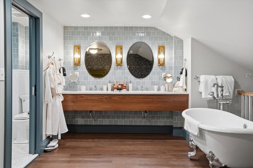 More Photos Of 140 N 2nd St, Philadelphia Hotel For Sale