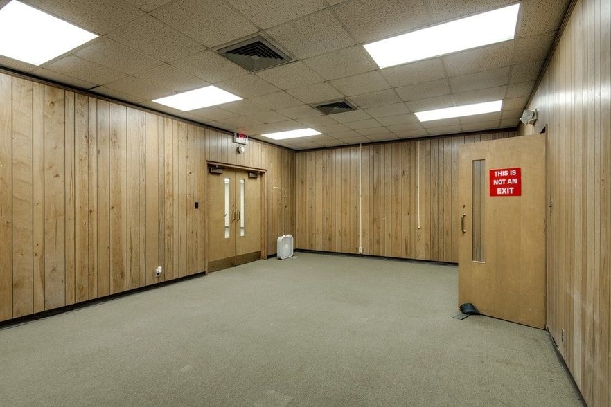 More Photos Of 305 E Hunt St, Dickson Office For Sale