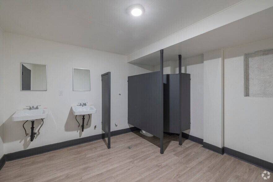 More Photos Of 1680 14th St, Oakland Warehouse For Lease