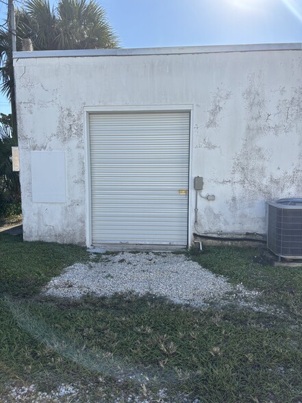 More Photos Of 111 S Railroad St, Bunnell Showroom For Lease