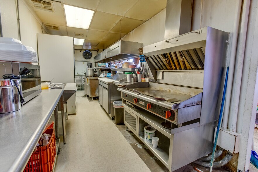 More Photos Of 2915 Market St, Baytown General Retail For Sale