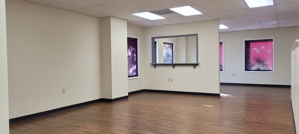 More Photos Of 161 Prosperity Dr, Winchester Showroom For Lease